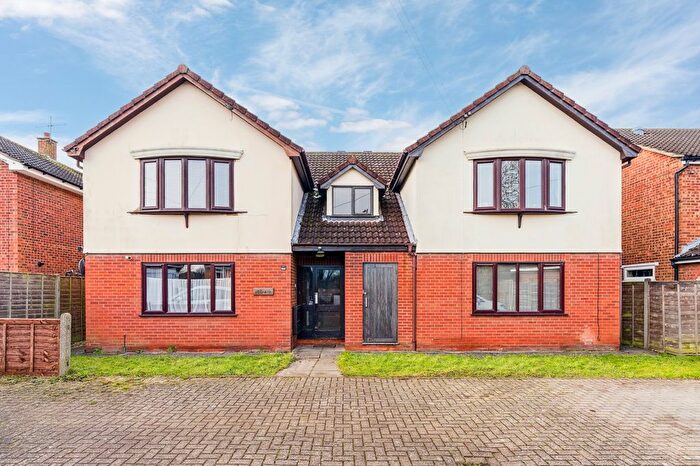 2 Bedroom Flat For Sale In Old Hale Way, Hitchin, SG5