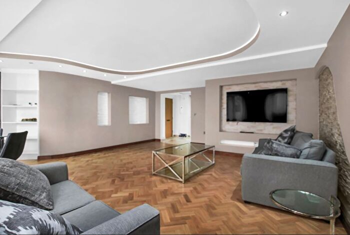 3 Bedroom Flat To Rent In St. Johns Wood Road, London, NW8