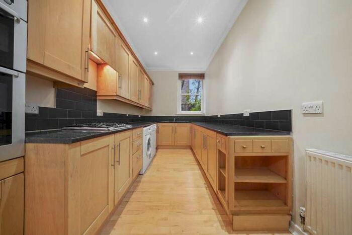 3 Bedroom Flat To Rent In Sylvan Road, London, SE19