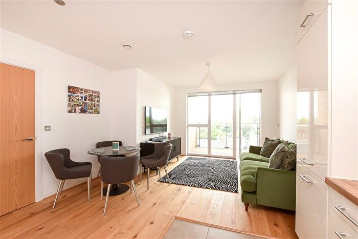 2 Bedroom Flat For Sale In Russells Crescent, Horley, Surrey, RH6