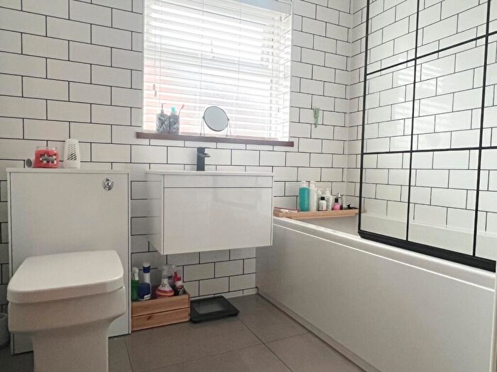 2 Bedroom Semi-Detached Bungalow For Sale In Holly Road, Blackfield, Southampton, SO45