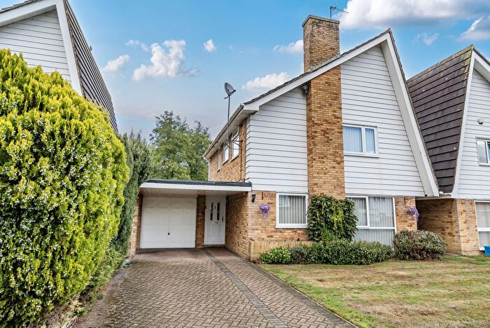 4 Bedroom Detached House For Sale In St. Nicholas Drive, Shepperton, TW17
