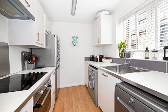 2 Bedroom Apartment To Rent In Linwood Close, Camberwell, London, SE5