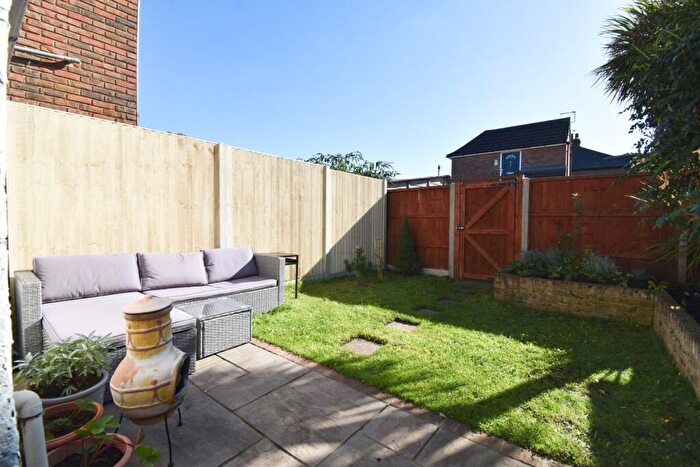 1 Bedroom Apartment For Sale In Molesey Road, Hersham, KT12