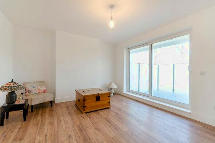 3 Bedroom Flat To Rent In Roehampton Vale, Roehampton, London, SW15