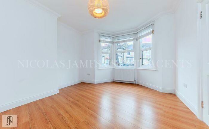 2 Bedroom Flat To Rent In Glenthorne Road, Friern Barnet, London, N11