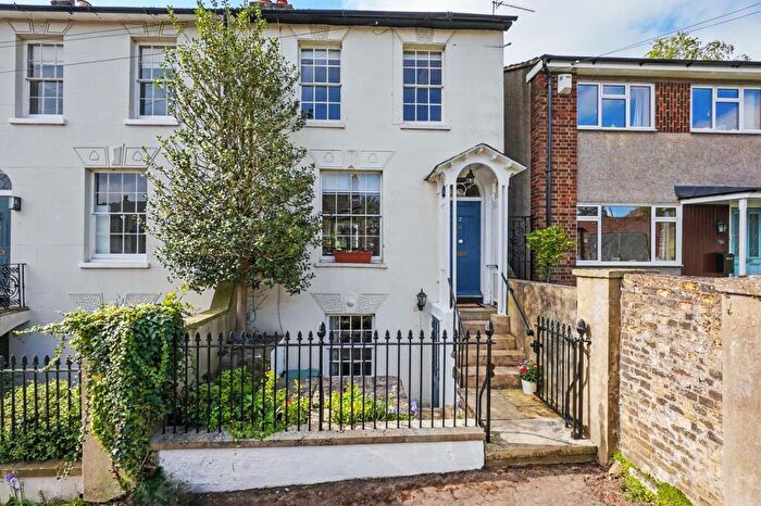3 Bedroom End Of Terrace House For Sale In Constitution Hill, Gravesend, DA12