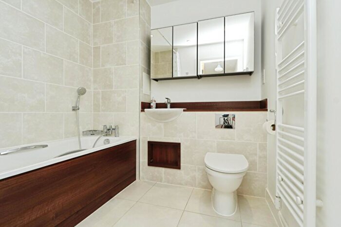 2 Bedroom Flat For Sale In Cabot Close, Croydon, Surrey, CR0