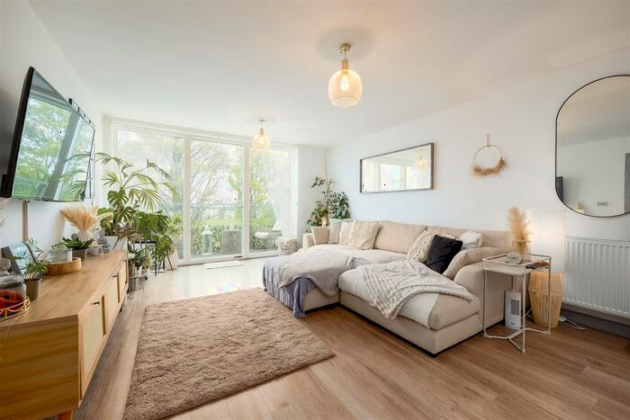 2 Bedroom Flat For Sale In West Castle Street, Upper Heyford, Bicester, OX25