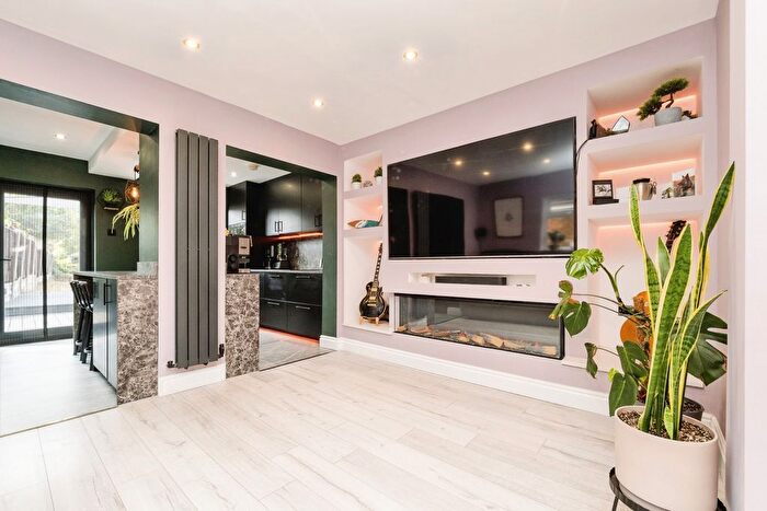 3 Bedroom Semi Detached House For Sale In Frederick Road, Rainham, RM13