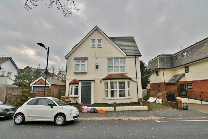 1 Bedroom Flat To Rent In Victor Drive, Leigh-On-Sea, SS9