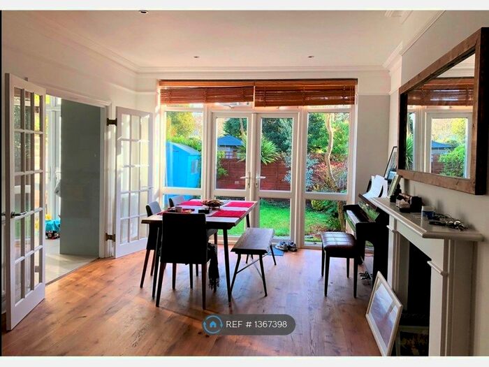 2 Bedroom Flat To Rent In Sutton Court Road, London, W4