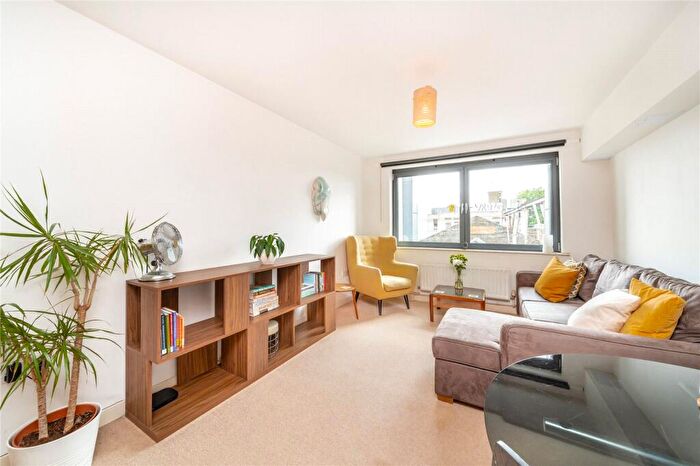 1 Bedroom Flat For Sale In Triangle Road, London, E8 - Photo 2