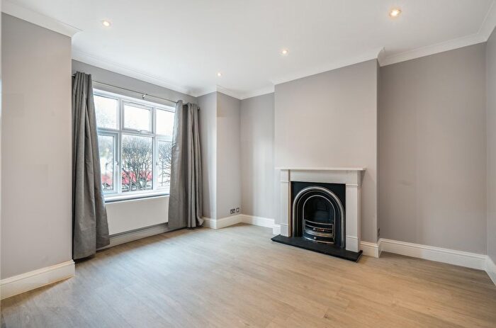 3 Bedroom Flat To Rent In Ambleside Gardens, London, SW16