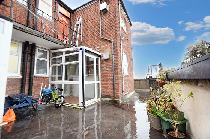 2 Bedroom Flat To Rent In Clayhall Avenue, Ilford, IG5
