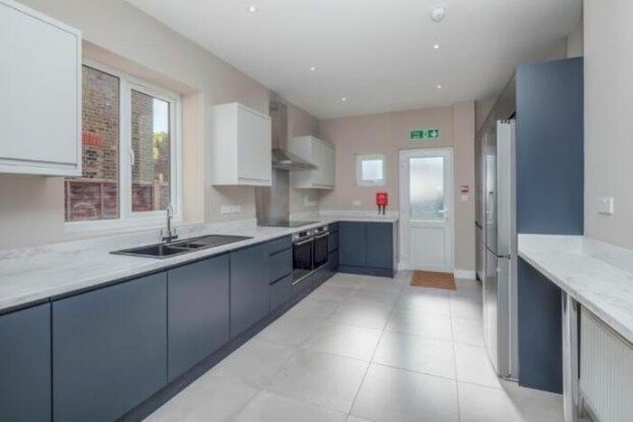 Studio To Rent In Goldhawk Road, London, W6