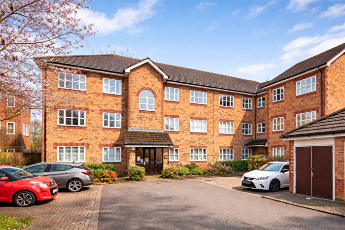 2 Bedroom Apartment For Sale In Elliotts Way, Caversham, Reading, RG4