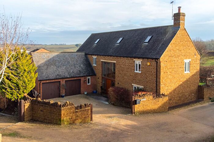 4 Bedroom Barn Conversion For Sale In Kettle Close, Grimscote, NN12