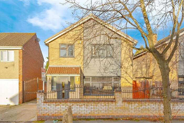 4 Bedroom Detached House For Sale In Thomson Close, Leicester, LE4