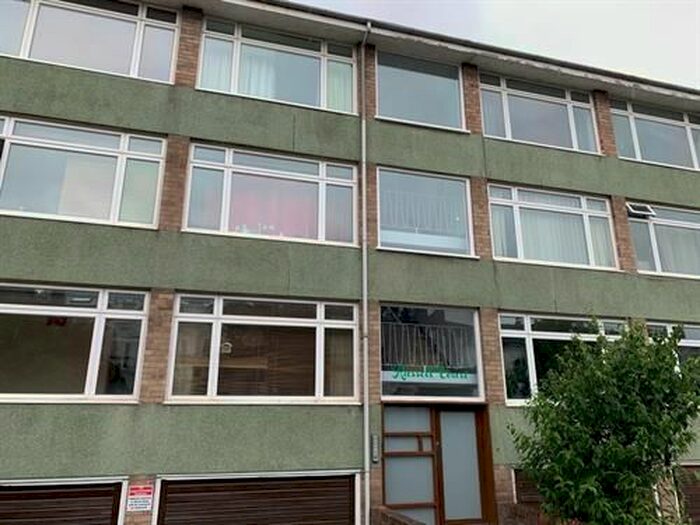 2 Bedroom Flat To Rent In Russell Court, Russell Terrace, Leamington Spa, CV31