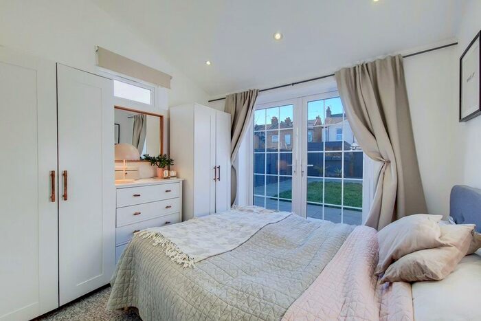 2 Bedroom Flat To Rent In Falmer Road, Enfield EN1