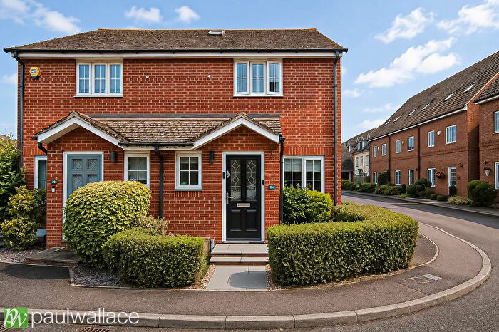 3 Bedroom Semi-Detached House For Sale In Harmonds Wood Close, Broxbourne, EN10