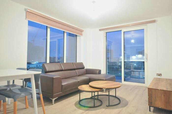 3 Bedroom Flat To Rent In Lockgate Square, Salford, M5