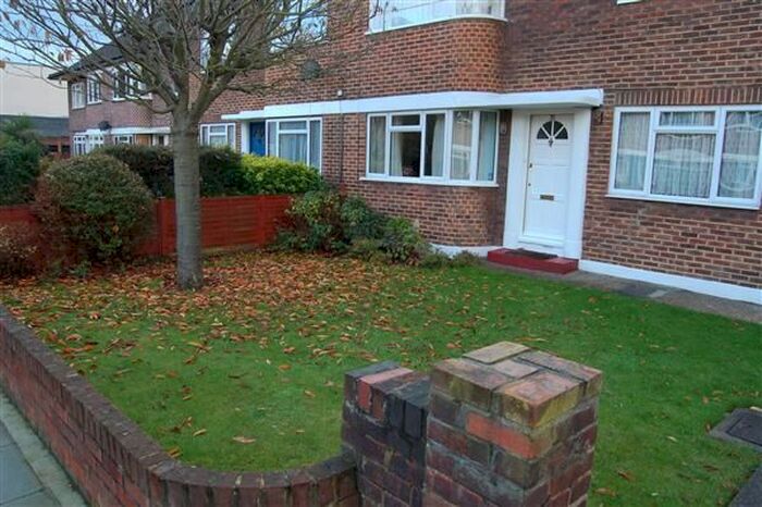 2 Bedroom Flat To Rent In Braeside Avenue, London, SW19