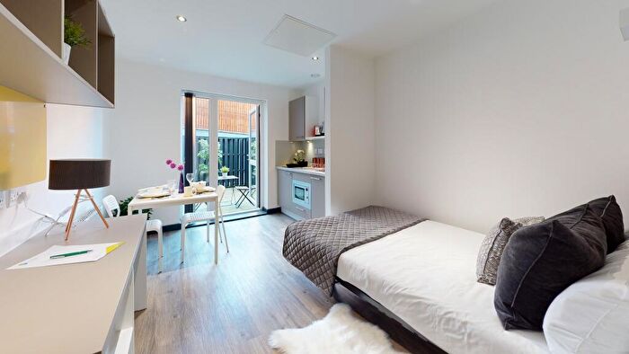 Studio To Rent In Large Studio W/courtyard, Dumfries Street, Luton, Bedfordshire, LU1