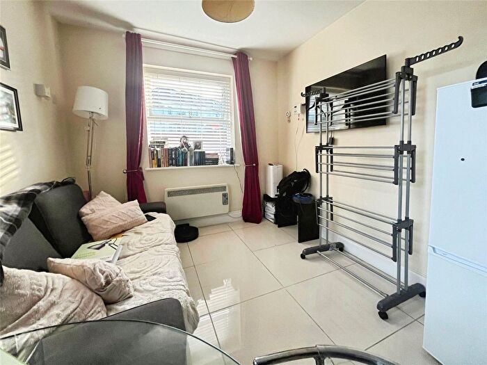 1 Bedroom Maisonette To Rent In Egham Hill, Englefield Green, Egham, Surrey, TW20