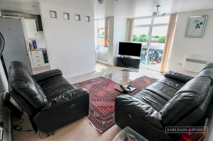 2 Bedroom Apartment To Rent In Victoria Avenue, West Molesey, KT8