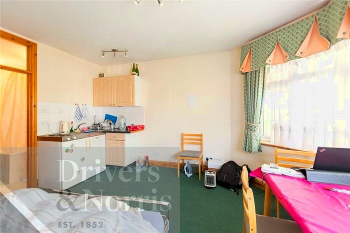 Studio To Rent In Gas And Water Bill Inc. The Ridgeway, Golders Green, London, NW11