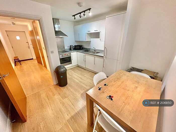 3 Bedroom Flat To Rent In Wilmot House, London, SE11