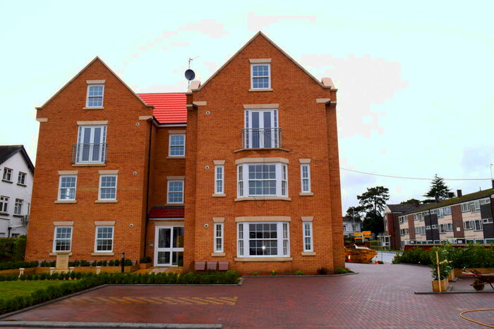 2 Bedroom Apartment To Rent In Cliftonville Gardens, Northampton, Northamptonshire, NN1