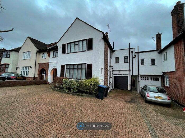 5 Bedroom Semi-Detached House To Rent In Forestdale, London, N14