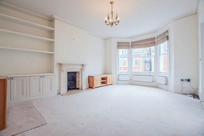 2 Bedroom Flat To Rent In Lancaster Park, Richmond, TW10