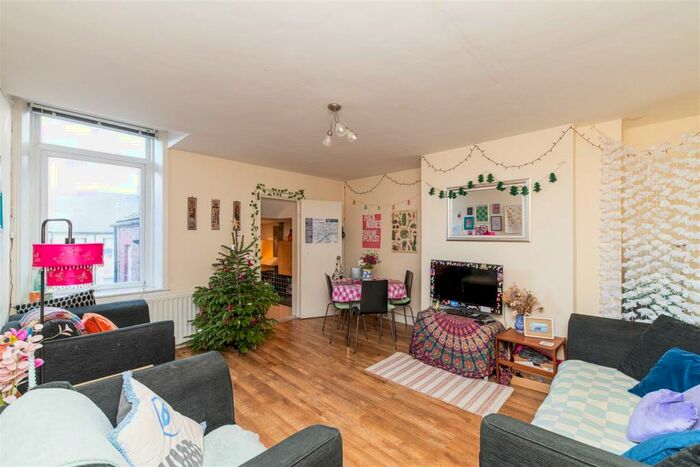 5 Bedroom Maisonette To Rent In Chillingham Road, Heaton, Newcastle Upon Tyne, NE6