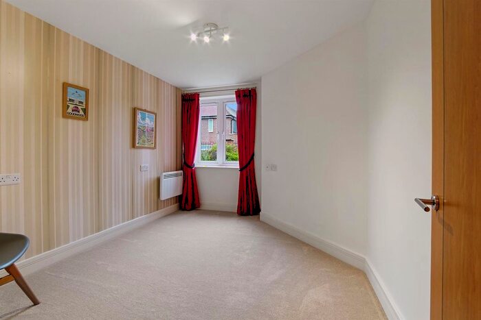 2 Bedroom Flat For Sale In Eadhelm Court, Penlee Close, Edenbridge, TN8