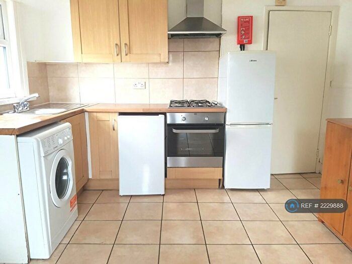 3 Bedroom Flat To Rent In Frobisher Road, London, N8