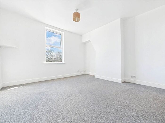 1 Bedroom Flat To Rent In High Street, Hampton Hill, TW12