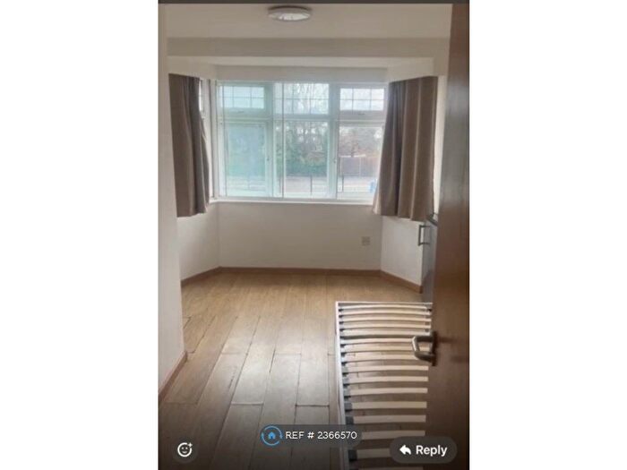 Studio To Rent In Hendon Way, London, NW2