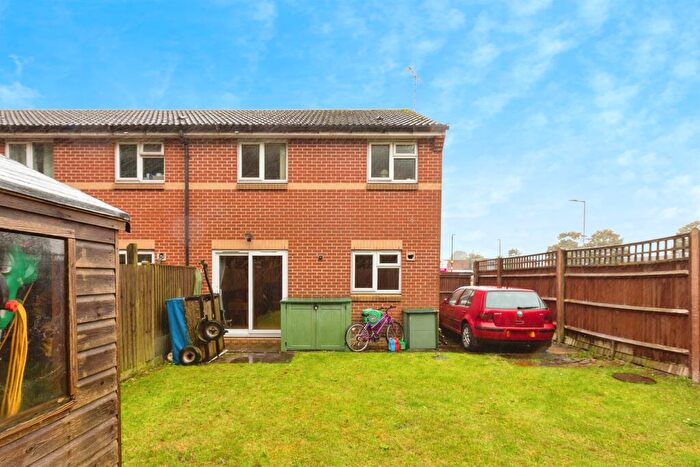 3 Bedroom End Of Terrace House For Sale In Bracken Way, Aylesbury, HP21