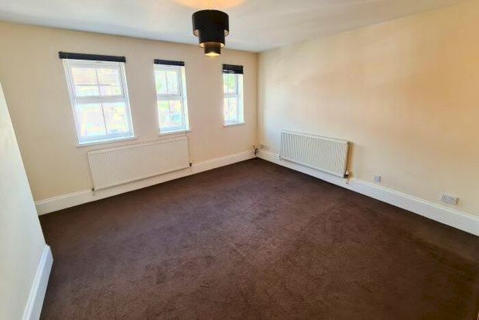 2 Bedroom Town House To Rent In Redbourne Road, Doncaster, DN5