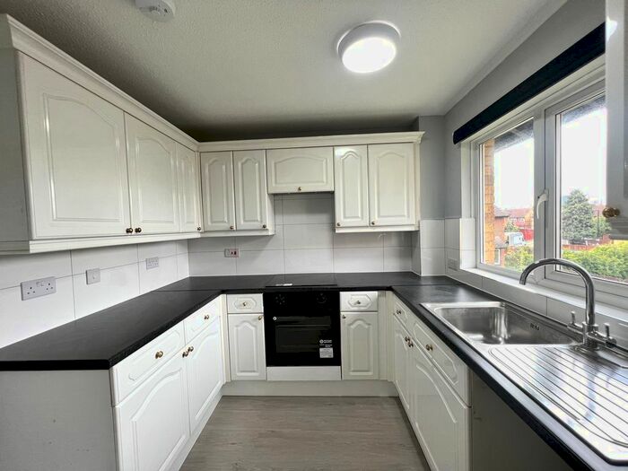 2 Bedroom Flat To Rent In Dickensons Lane, Woodside, Croydon, SE25