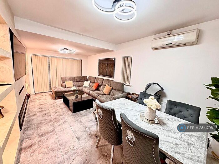 4 Bedroom Bungalow To Rent In Wingletye Lane, Hornchurch, RM11