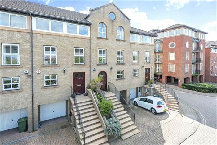 4 Bedroom Town House To Rent In Andes Close, Ocean Village, SO14