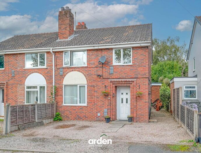 3 Bedroom Semi Detached House For Sale In Birmingham Road, Lickey End, B61