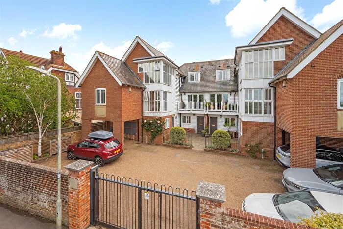 3 Bedroom Apartment For Sale In West Cliff, Whitstable, CT5