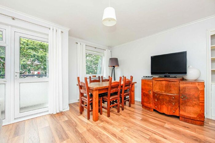 3 Bedroom Flat To Rent In St. Saviours Estate, London, SE1
