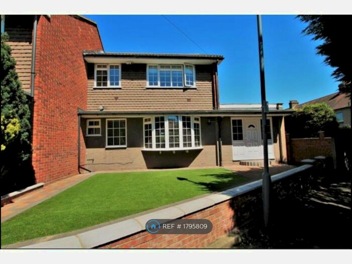 4 Bedroom End Of Terrace House To Rent In Crombie Close, Gants Hill, Redbridge, Ilford, IG4